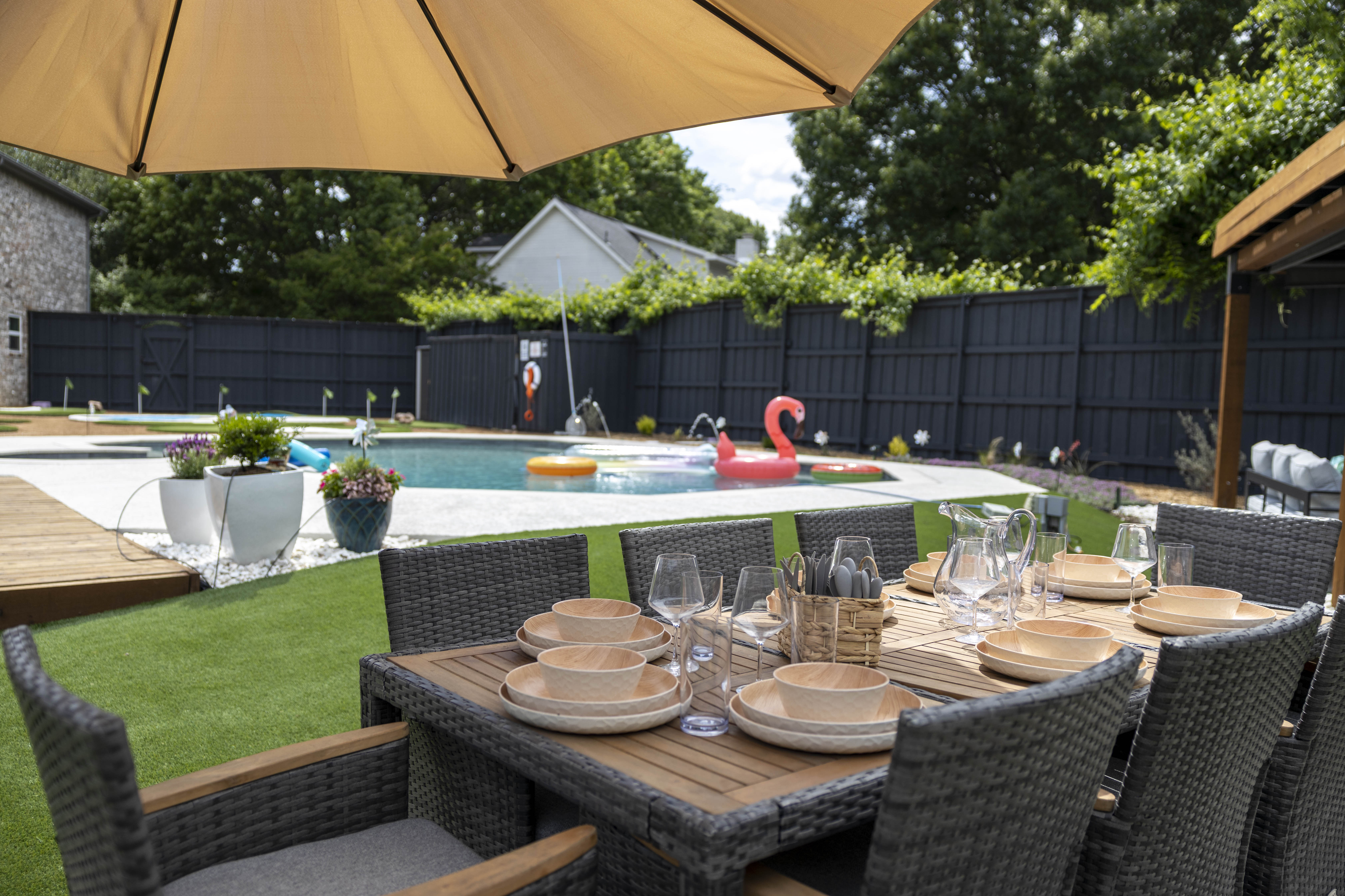 Backyard Outdoor Dining 1(1)