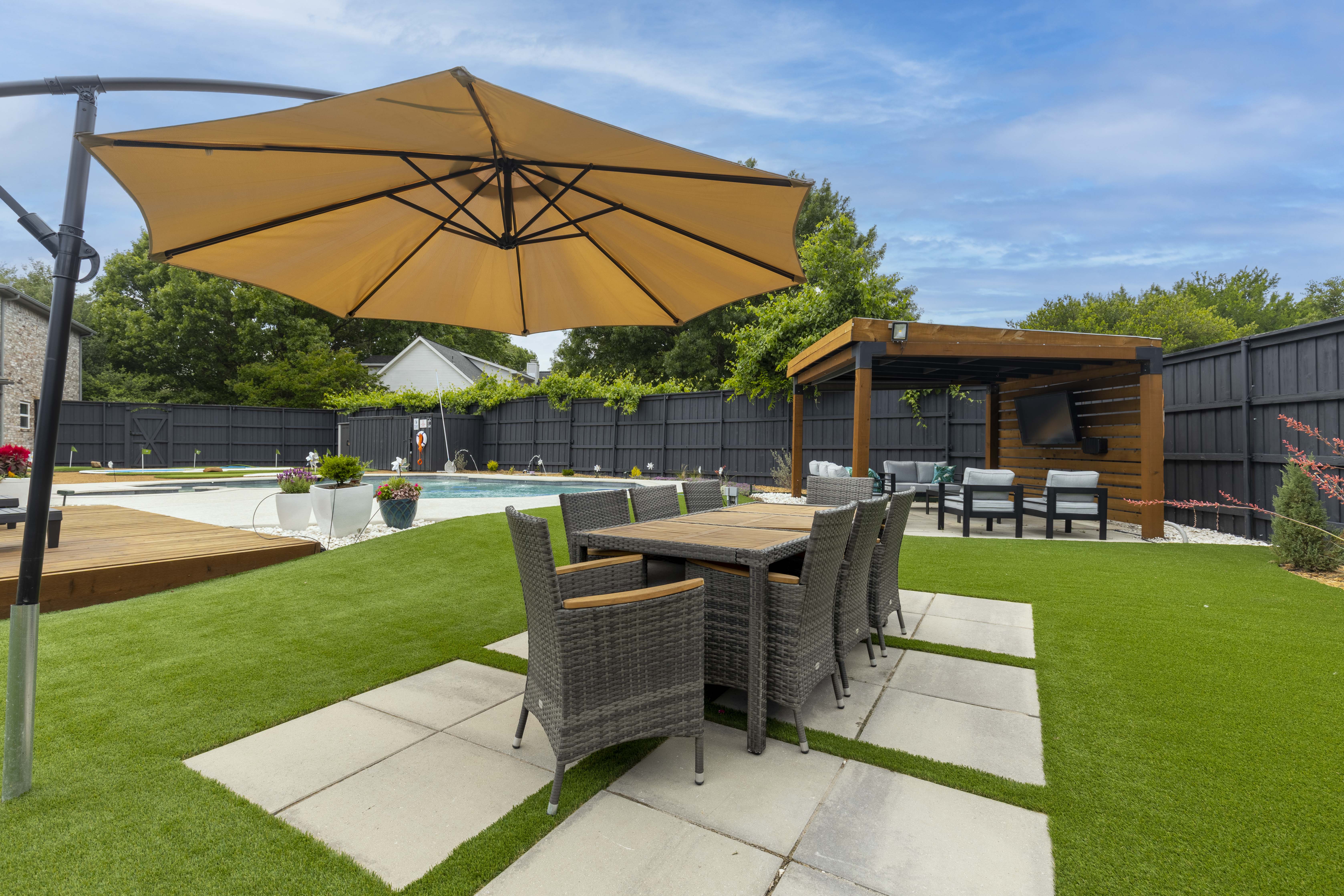 Backyard Outdoor Dining 1